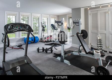 Fitnessraum mit Laufbändern und Gewichten Maschinen, Blair Hill Inn, Greenville, Maine Stockfoto