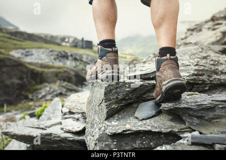 Wanderer Wandern über Felsen auf einem Berg Trail Stockfoto