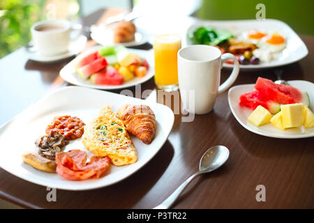 Morgen Familie Frühstück mit Eiern, Kaffee und Obst. Nahaufnahme Stockfoto