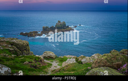 Sonnenuntergang über der Küste im Lands End, dem westlichsten Punkt Englands, ist eine beliebte Touristenattraktion, Penwith Halbinsel, Penzance, Cornw Stockfoto