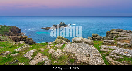 Sonnenuntergang über der Küste im Lands End, dem westlichsten Punkt Englands, ist eine beliebte Touristenattraktion, Penwith Halbinsel, Penzance, Cornw Stockfoto