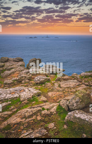 Sonnenuntergang über der Küste im Lands End, dem westlichsten Punkt Englands, ist eine beliebte Touristenattraktion, Penwith Halbinsel, Penzance, Cornw Stockfoto