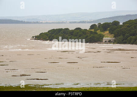 Jenny Brown's Point in der Nähe von Silverdale betrachtet aus Warton Crag als High Tide gesichert durch Winde vom Sturm Hector Überschwemmungen über saladares am Rande des Stockfoto