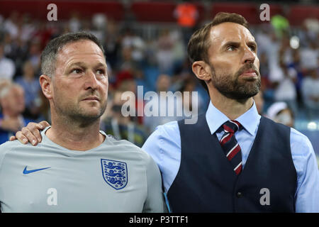 England Manager Gareth Southgate und England Assistant Manager Steve Holland während der FIFA WM 2018 Gruppe G Match zwischen Tunesien und England in Wolgograd Arena am 18. Juni 2018 in Wolgograd, Russland. (Foto von Daniel Chesterton/phcimages.com) Stockfoto