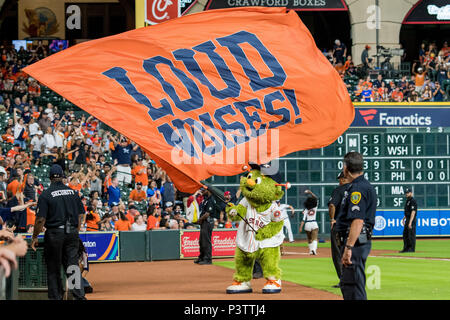 Houston, TX, USA. 18 Juni, 2018. Houston Astros Maskottchen Orbit Wellen eine riesige Flagge mit der dringenden Aufforderung an die Fans laute Geräusche während der Major League Baseball Spiel zwischen den Houston Astros und die Tampa Bay Rays im Minute Maid Park in Houston, TX. Die Astros gewann das Spiel 5 zu 4. Trask Smith/CSM/Alamy leben Nachrichten Stockfoto