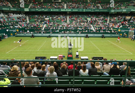 18 Juni 2018, Deutschland, Halle: Tennis, ATP-Tour, Singles, Männer, erste Runde. Österreichs Dominic Thiem (L) in Aktion gegen Russlands Mikhail Youzhny. Foto: Friso Gentsch/dpa Stockfoto