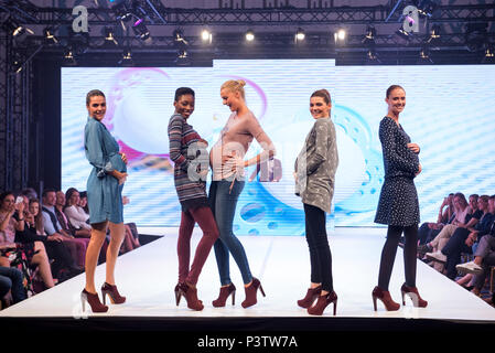 18 Juni 2018, Deutschland, Hamburg: Modelle Franziska Török (L-R), Toni Loba, Miriam Hoeller, Klaudia Giez und Sandra Hunke stehend mit baby Bauch auf dem Laufsteg bei Ernsting's Family Fashion Show. Foto: Daniel Bockwoldt/dpa Stockfoto