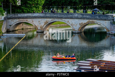 Cambridge, Großbritannien. 19 Juni, 2018. Trinity College Cambridge Mai Ball. Cambridge University Studenten verwenden ein schmuddeliges auf dem Fluss Cam entlang der Rückseiten von Cambridge nach Besuch des Trinity College können Ball. Bild von Andrew Parsons/Parsons Media Credit: Andrew Parsons/Alamy leben Nachrichten Stockfoto