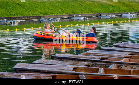 Cambridge, Großbritannien. 19 Juni, 2018. Trinity College Cambridge Mai Ball. Cambridge University Studenten verwenden ein schmuddeliges auf dem Fluss Cam entlang der Rückseiten von Cambridge nach Besuch des Trinity College können Ball. Bild von Andrew Parsons/Parsons Media Credit: Andrew Parsons/Alamy leben Nachrichten Stockfoto