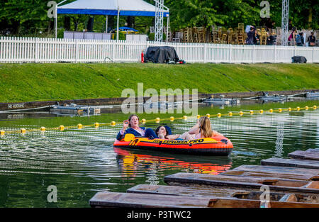 Cambridge, Großbritannien. 19 Juni, 2018. Trinity College Cambridge Mai Ball. Cambridge University Studenten verwenden ein schmuddeliges auf dem Fluss Cam entlang der Rückseiten von Cambridge nach Besuch des Trinity College können Ball. Bild von Andrew Parsons/Parsons Media Credit: Andrew Parsons/Alamy leben Nachrichten Stockfoto