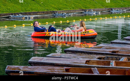 Cambridge, Großbritannien. 19 Juni, 2018. Trinity College Cambridge Mai Ball. Cambridge University Studenten verwenden ein schmuddeliges auf dem Fluss Cam entlang der Rückseiten von Cambridge nach Besuch des Trinity College können Ball. Bild von Andrew Parsons/Parsons Media Credit: Andrew Parsons/Alamy leben Nachrichten Stockfoto