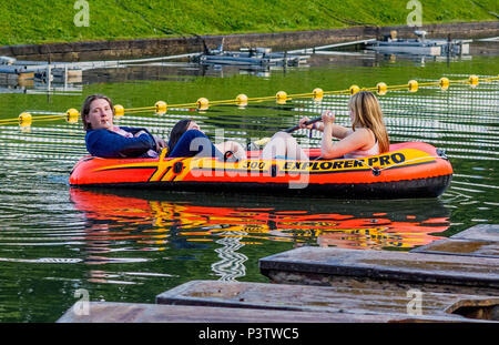 Cambridge, Großbritannien. 19 Juni, 2018. Trinity College Cambridge Mai Ball. Cambridge University Studenten verwenden ein schmuddeliges auf dem Fluss Cam entlang der Rückseiten von Cambridge nach Besuch des Trinity College können Ball. Bild von Andrew Parsons/Parsons Media Credit: Andrew Parsons/Alamy leben Nachrichten Stockfoto