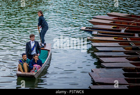 Cambridge, Großbritannien. 19 Juni, 2018. Trinity College Cambridge Mai Ball. Der Cambridge Universität Studenten auf einen Stocherkahn auf dem Fluss Cam entlang der Rückseiten von Cambridge nach Besuch des Trinity College können Ball.. Bild von Andrew Parsons/Parsons Media Credit: Andrew Parsons/Alamy leben Nachrichten Stockfoto