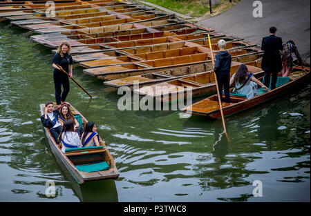 Cambridge, Großbritannien. 19 Juni, 2018. Trinity College Cambridge Mai Ball. Der Cambridge Universität Studenten auf einen Stocherkahn auf dem Fluss Cam entlang der Rückseiten von Cambridge nach Besuch des Trinity College können Ball.. Bild von Andrew Parsons/Parsons Media Credit: Andrew Parsons/Alamy leben Nachrichten Stockfoto