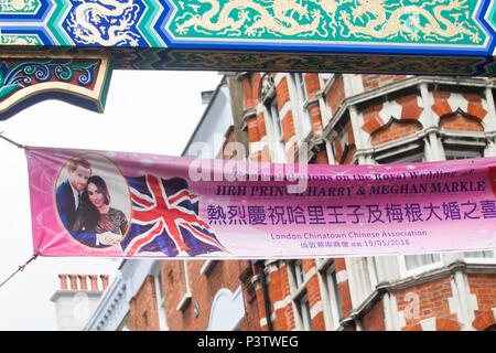 London, Großbritannien. Juni 2018 19. Eine große Fahne hängt, die Tore der Chinatown von der Londoner Chinatown Chinesische verband seine Glückwünsche erstreckt sich auf Prinz Harry und Meghan Markle am Tag ihrer Hochzeit Credit: Amer ghazzal/Alamy leben Nachrichten Stockfoto