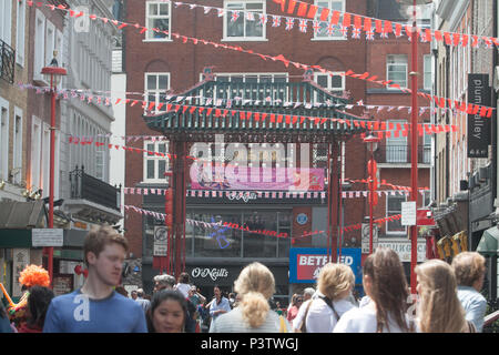 London, Großbritannien. Juni 2018 19. Eine große Fahne hängt, die Tore der Chinatown von der Londoner Chinatown Chinesische verband seine Glückwünsche erstreckt sich auf Prinz Harry und Meghan Markle am Tag ihrer Hochzeit Credit: Amer ghazzal/Alamy leben Nachrichten Stockfoto