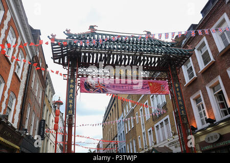 London, Großbritannien. Juni 2018 19. Eine große Fahne hängt, die Tore der Chinatown von der Londoner Chinatown Chinesische verband seine Glückwünsche erstreckt sich auf Prinz Harry und Meghan Markle am Tag ihrer Hochzeit Credit: Amer ghazzal/Alamy leben Nachrichten Stockfoto