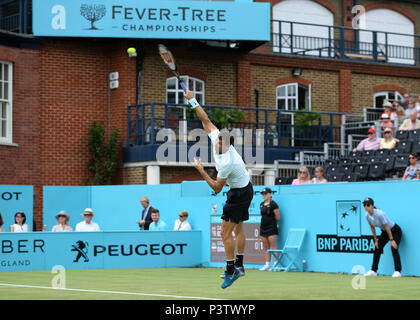Queens Club, London, Großbritannien. 19 Juni, 2018. Das Fieber Baum Tennis Meisterschaften; Grigor Dimitrov (BUL) dient der Credit: Aktion plus Sport/Alamy leben Nachrichten Stockfoto