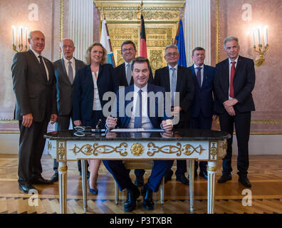 19 Juni 2018, Deutschland, München: Franz Xaver Peteranderl (L-R), Präsident des Bayerischen Landesparteitag des Handwerks Vertreter, Peter Driessen, Geschäftsführer der Bayerischen Industrie- und Handelskammern, Kerstin Schreyer der Christlich Sozialen Union (CSU), der Staatsministerin für Familie, Arbeit und Soziales, Franz Josef Pschierer (CSU) Staatsminister für Wirtschaft, Energie und Technologie, Markus Soeder (CSU), Ministerpräsident von Bayern, Bertram Brossardt (C), Geschäftsführer des Verbandes der bayerischen Metall- und Elektroindustrie, Ralf Holtzwart, Vorsitzender der regionalen Direktion BAva Stockfoto