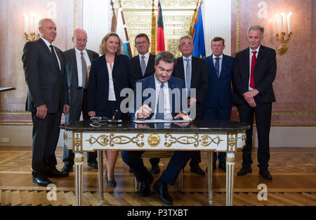 19 Juni 2018, Deutschland, München: Franz Xaver Peteranderl (L-R), Präsident des Bayerischen Landesparteitag des Handwerks Vertreter, Peter Driessen, Geschäftsführer der Bayerischen Industrie- und Handelskammern, Kerstin Schreyer der Christlich Sozialen Union (CSU), der Staatsministerin für Familie, Arbeit und Soziales, Franz Josef Pschierer (CSU) Staatsminister für Wirtschaft, Energie und Technologie, Markus Soeder (CSU), Ministerpräsident von Bayern, Bertram Brossardt (C), Geschäftsführer des Verbandes der bayerischen Metall- und Elektroindustrie, Ralf Holtzwart, Vorsitzender der regionalen Direktion BAva Stockfoto