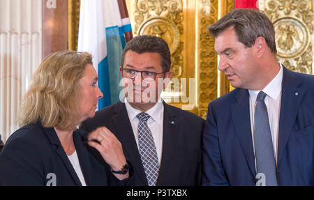 19 Juni 2018, Deutschland, München: Kerstin Schreyer (L-R), der Christlich Sozialen Union (CSU), der Staatsministerin für Familie, Arbeit und Soziales, Franz Josef Pschierer (CSU) Staatsminister für Wirtschaft, Energie und Technologie, und Markus Soeder (CSU), Ministerpräsident von Bayern, haben ein Gespräch während der Unterzeichnung der Zertifikate der "Pakt fuer Berufliche Weiterbildung 4.0" (Lit. Pakt für berufliche Entwicklung 4.0). Foto: Peter Kneffel/dpa Stockfoto