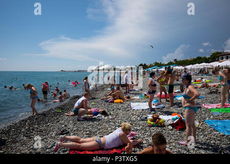 Sochi, Russland. 19 Juni, 2018. Fußball, Wm, team Hotel der Deutschen Fußball-Nationalmannschaft. Urlauber und Badegäste am Strand des Schwarzen Meeres der Adler. Deutschland steht Schweden in einer Gruppe Phasen entsprechen in der nahe gelegenen Olympiastadion 'Fisht' am 23. Juni 2018. Credit: Christian Charisius/dpa/Alamy leben Nachrichten Stockfoto