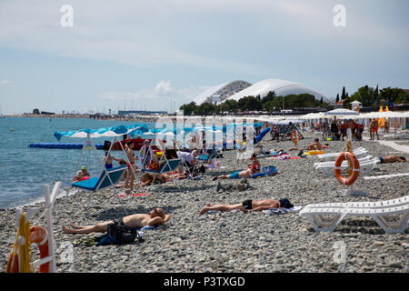 Sochi, Russland. 19 Juni, 2018. Fußball, Wm, team Hotel der Deutschen Fußball-Nationalmannschaft. Urlauber und Badegäste am Strand des Schwarzen Meeres der Adler. Deutschland steht Schweden in einer Gruppe Phasen entsprechen in der nahe gelegenen Olympiastadion 'Fisht' am 23. Juni 2018. Credit: Christian Charisius/dpa/Alamy leben Nachrichten Stockfoto