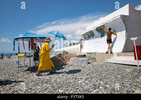 Sochi, Russland. 19 Juni, 2018. Fußball, Wm, team Hotel der Deutschen Fußball-Nationalmannschaft. Zwei junge Männer malen eine Wand von der Strandpromenade an der Küste des Schwarzen Meeres der Adler. Deutschland steht Schweden in einer Gruppe Phasen entsprechen in der nahe gelegenen Olympiastadion 'Fisht' am 23. Juni 2018. Credit: Christian Charisius/dpa/Alamy leben Nachrichten Stockfoto