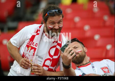 Moskau, Russland. 19. Juni 2018. firo: 19.06.2018, Nowgorod, Fußball, Fußball, Nationalmannschaft, Wm 2018 in Russland, Russland, World Cup 2018 in Russland, Russland, Wm 2018 Russland, Russland, M15, Polen, Senegal, Fans Polen | Nutzung der weltweiten Kredit: dpa/Alamy leben Nachrichten Stockfoto