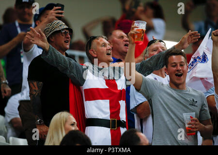 Wolgograd, Russland. 18 Jun, 2018. England Fans vor der 2018 FIFA World Cup Gruppe G Match zwischen Tunesien und England in Wolgograd Arena am 18. Juni 2018 in Wolgograd, Russland. (Foto von Daniel Chesterton/phcimages.com) Credit: PHC Images/Alamy leben Nachrichten Stockfoto