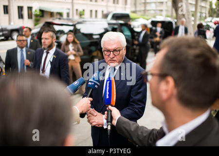 Los Angeles, USA. 19 Juni, 2018. Deutsche Präsident Frank-Walter Steinmeier liefert eine Presseerklärung vor seinem Hotel. Bundespraesident Steinmeier und seine Frau sind auf einem dreitägigen Besuch in Kalifornien (USA). Quelle: Bernd von Jutrczenka/dpa/Alamy leben Nachrichten Stockfoto