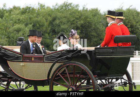 Ascot, Großbritannien, 19. Juni 2018. Prinz Harry, Prinz Edward, Meghan Herzogin von Sussex, Sophie Gräfin von Wessex, Ankunft in königlichen Kutschen für Royal Ascot am ersten Tag. Stockfoto