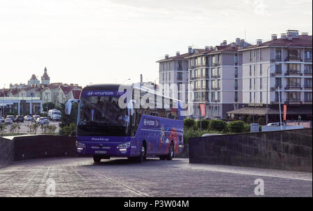 Sochi, Russland. 19 Juni, 2018. Fußball, Wm, team Hotel der Deutschen Fußball-Nationalmannschaft. Das team Bus mit dem Team erreicht das Team Hotel "Radisson Blu". Deutschland steht Schweden in einer Gruppe Phasen entsprechen in der nahe gelegenen Olympiastadion 'Fisht' am 23. Juni 2018. Quelle: dpa/Alamy leben Nachrichten Stockfoto