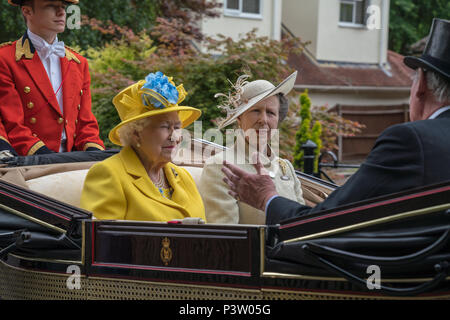 Royal Ascot, Berkshire, Großbritannien. 19 Jun, 2018. Die Königin und Prinzessin Anne im Royal Ascot Beförderung Prozession Credit: Chris Miller/Alamy leben Nachrichten Stockfoto