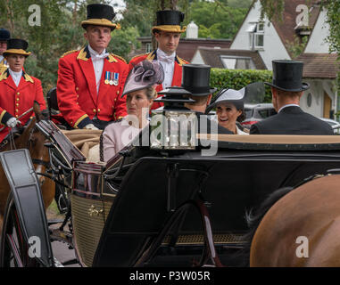 Royal Ascot, Berkshire, Großbritannien. 19 Jun, 2018. Herzogin von Sussex Meghan mit Prinz Harry und Gräfin von Wessex und Prinz Edward im Royal Ascot Beförderung Prozession Credit: Chris Miller/Alamy leben Nachrichten Stockfoto