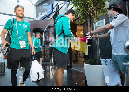 Sochi, Russland. 19 Juni, 2018. Fußball, Wm, der Ankunft der Deutschen Fußball-Nationalmannschaft gegen das Team Hotel. Mats Hummels CM) und Thomas Müller (L) geben ein Fan ein Autogramm. Deutschland steht Schweden in einer Gruppe Phasen entsprechen in der nahe gelegenen Olympiastadion 'Fisht' am 23. Juni 2018. Credit: Christian Charisius/dpa/Alamy leben Nachrichten Stockfoto