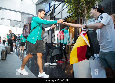 Sochi, Russland. 19 Juni, 2018. Fußball, Wm, der Ankunft der Deutschen Fußball-Nationalmannschaft gegen das Team Hotel. Mats Hummels gibt ein Fan ein Autogramm. Deutschland steht Schweden in einer Gruppe Phasen entsprechen in der nahe gelegenen Olympiastadion 'Fisht' am 23. Juni 2018. Credit: Christian Charisius/dpa/Alamy leben Nachrichten Stockfoto