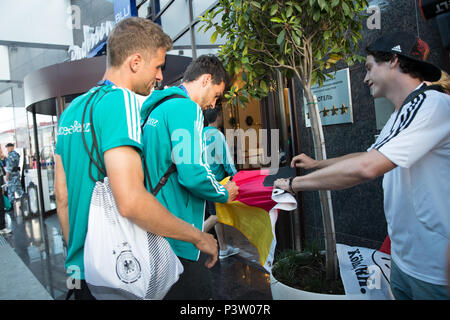 Sochi, Russland. 19 Juni, 2018. Fußball, Wm, der Ankunft der Deutschen Fußball-Nationalmannschaft gegen das Team Hotel. Mats Hummels (C) und Thomas Müller (L) ein Fan ein autogramm geben. Deutschland steht Schweden in einer Gruppe Phasen entsprechen in der nahe gelegenen Olympiastadion 'Fisht' am 23. Juni 2018. Credit: Christian Charisius/dpa/Alamy leben Nachrichten Stockfoto