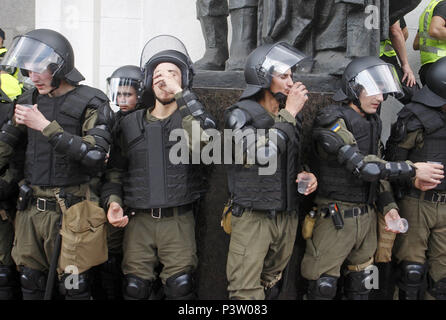 Kiew, Ukraine. 19 Juni, 2018. Ukrainischen Nationalgarde Soldaten Wasser trinken, da sie Schutz vor dem ukrainischen Parlament in Kiew, Ukraine, am 19. Juni 2018. Die Temperaturen stiegen auf 28 Grad Celsius in der ukrainischen Hauptstadt. Diese Woche, die Verbindung von Temperatur und Luftfeuchtigkeit in der Ukraine wird die gleiche wie im subtropischen Klima, informiert die lokalen Medien. Credit: Serg Glovny/ZUMA Draht/Alamy leben Nachrichten Stockfoto