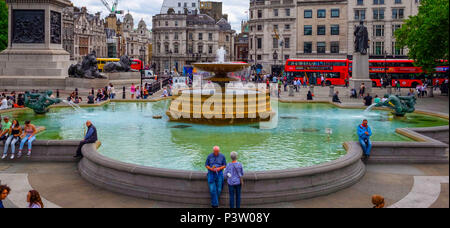 London, England. Juni 2018 19. Touristen sammeln Wie die Sonne beginnt in Trafalgar Square zu erscheinen. © Tim Ring/Alamy leben Nachrichten Stockfoto