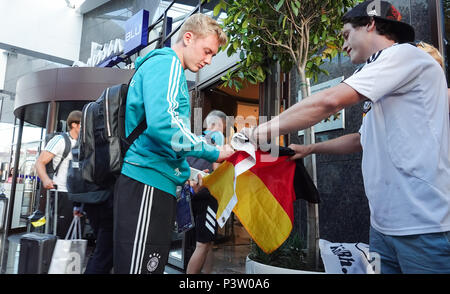 Sochi, Russland. 19 Juni, 2018. Fußball, Wm, der Ankunft der Deutschen Fußball-Nationalmannschaft gegen das Team Hotel. Julian Brandt gibt ein Fan ein Autogramm. Deutschland steht Schweden in einer Gruppe Phasen entsprechen in der nahe gelegenen Olympiastadion 'Fisht' am 23. Juni 2018. Credit: Christian Charisius/dpa/Alamy leben Nachrichten Stockfoto