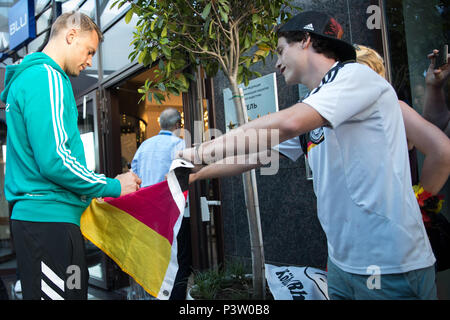 Sochi, Russland. 19 Juni, 2018. Fußball, Wm, der Ankunft der Deutschen Fußball-Nationalmannschaft gegen das Team Hotel. Deutschlands Torwart Manuel Neuer gibt ein Fan ein Autogramm. Deutschland steht Schweden in einer Gruppe Phasen entsprechen in der nahe gelegenen Olympiastadion 'Fisht' am 23. Juni 2018. Credit: Christian Charisius/dpa/Alamy leben Nachrichten Stockfoto