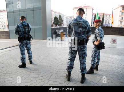 Sochi, Russland. 19 Juni, 2018. Fußball, Wm, der Ankunft der Deutschen Fußball-Nationalmannschaft gegen das Team Hotel. Sicherheit Personal steht außerhalb des Teams Hotel "Radisson Blu" vor der Ankunft der Deutschen Nationalmannschaft. Deutschland steht Schweden in einer Gruppe Phasen entsprechen in der nahe gelegenen Olympiastadion 'Fisht' am 23. Juni 2018. Credit: Christian Charisius/dpa/Alamy leben Nachrichten Stockfoto