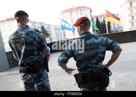 Sochi, Russland. 19 Juni, 2018. Fußball, Wm, der Ankunft der Deutschen Fußball-Nationalmannschaft gegen das Team Hotel. Sicherheit Personal steht außerhalb des Teams Hotel "Radisson Blu" vor der Ankunft der Deutschen Nationalmannschaft. Deutschland steht Schweden in einer Gruppe Phasen entsprechen in der nahe gelegenen Olympiastadion 'Fisht' am 23. Juni 2018. Credit: Christian Charisius/dpa/Alamy leben Nachrichten Stockfoto