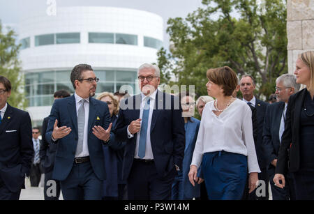 19 Juni 2018, USA, Los Angeles (Kalifornien): Deutsche Präsident Frank-Walter Steinmeier und seine Frau Elke Buedenbender, werden Führungen durch die Anlage und den Garten des Getty Museum durch die stellvertretende Leiterin des Getty Research Institute, Andrew Perchuk. Präsident Steinmeier und seine Frau sind auf einem dreitägigen Besuch in Kalifornien. Foto: Bernd von Jutrczenka/dpa Stockfoto