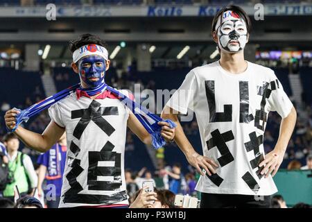 Fußball-Fans sammeln der japanischen Nationalmannschaft während der FIFA WM Gruppe H Match zwischen Kolumbien und Japan an einer public viewing Veranstaltung im Tokyo Dome, die am 19. Juni 2018, Tokio, Japan zu unterstützen. Japan beat Kolumbien 2-1. Credit: Rodrigo Reyes Marin/LBA/Alamy leben Nachrichten Stockfoto