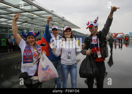 Sankt Petersburg, Russland. 19 Juni, 2018. Russland Unterstützer kommen an der Sankt Petersburg Stadion, vor dem Start der FIFA WM 2018 Gruppe ein Fußballspiel zwischen Ägypten und Russland in Sankt Petersburg, Russland, 19. Juni 2018. Credit: Ahmed Ramadan/dpa/Alamy leben Nachrichten Stockfoto