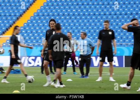 Rostov am Don. 19 Juni, 2018. Edinson Cavani (2 L) von Uruguay besucht eine Schulung vor einer Gruppe ein Match gegen Saudi-Arabien bei der FIFA Fußball-Weltmeisterschaft 2018 in Rostow-am-Don, Russland, die am 19. Juni 2018. Credit: Li Ming/Xinhua/Alamy leben Nachrichten Stockfoto