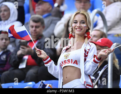 Sankt Petersburg, Russland. 19 Juni, 2018. Ein Fan von Russland reagiert vor einer Gruppe ein Match zwischen Russland und Ägypten bei der FIFA Fußball-Weltmeisterschaft 2018 in Sankt Petersburg, Russland, 19. Juni 2018. Credit: Chen Yichen/Xinhua/Alamy leben Nachrichten Stockfoto