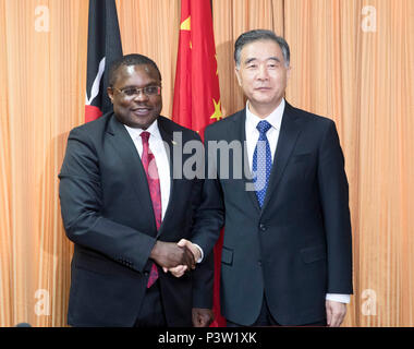 (180619) -- NAIROBI, 19. Juni 2018 (Xinhua) - Wang Yang (R), Vorsitzender des Nationalen Ausschusses der Chinese People's Political Consultative Conference (Cppcc), trifft sich mit Kenias Senat Sprecher Kenneth Lusaka in Nairobi, Kenia, 18. Juni 2018. Wang besuchte Kenia von Samstag bis Dienstag auf Einladung von Justin Muturi, Sprecher der Nationalversammlung von Kenia. (Xinhua / Ding Haitao) (lmm) Stockfoto